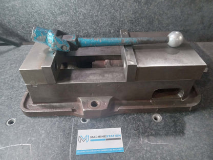 Kurt D60 Vise with Vise Handle 6" Milling Vise