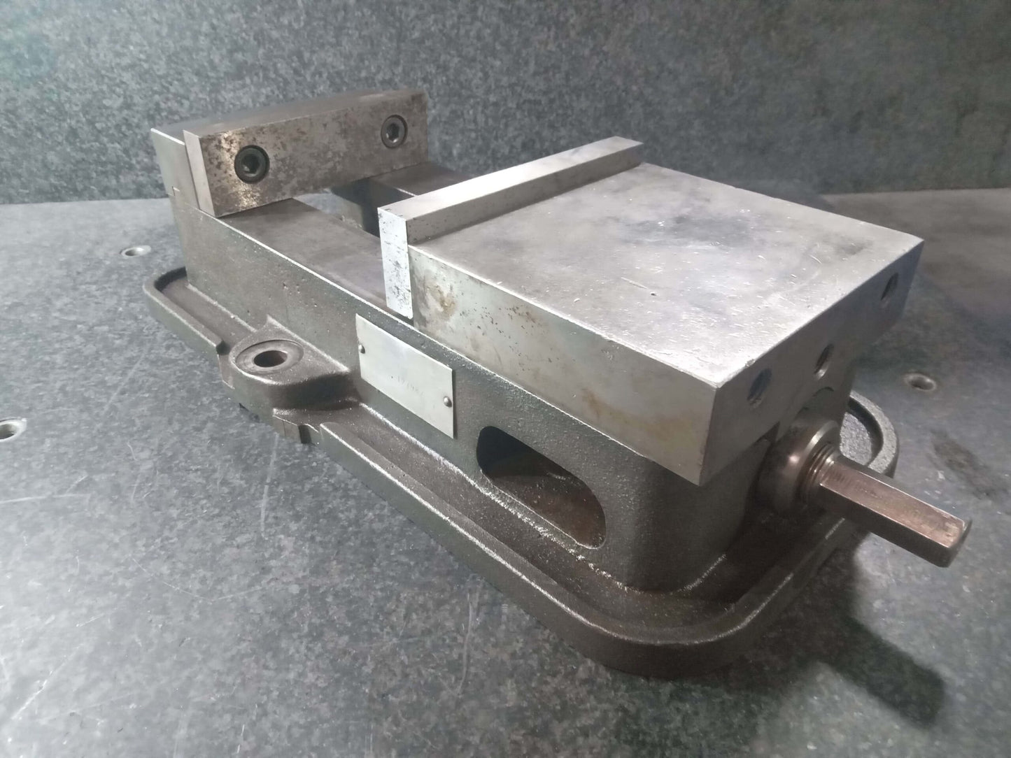 Kurt D60 Milling Vise 6" NO HANDLE