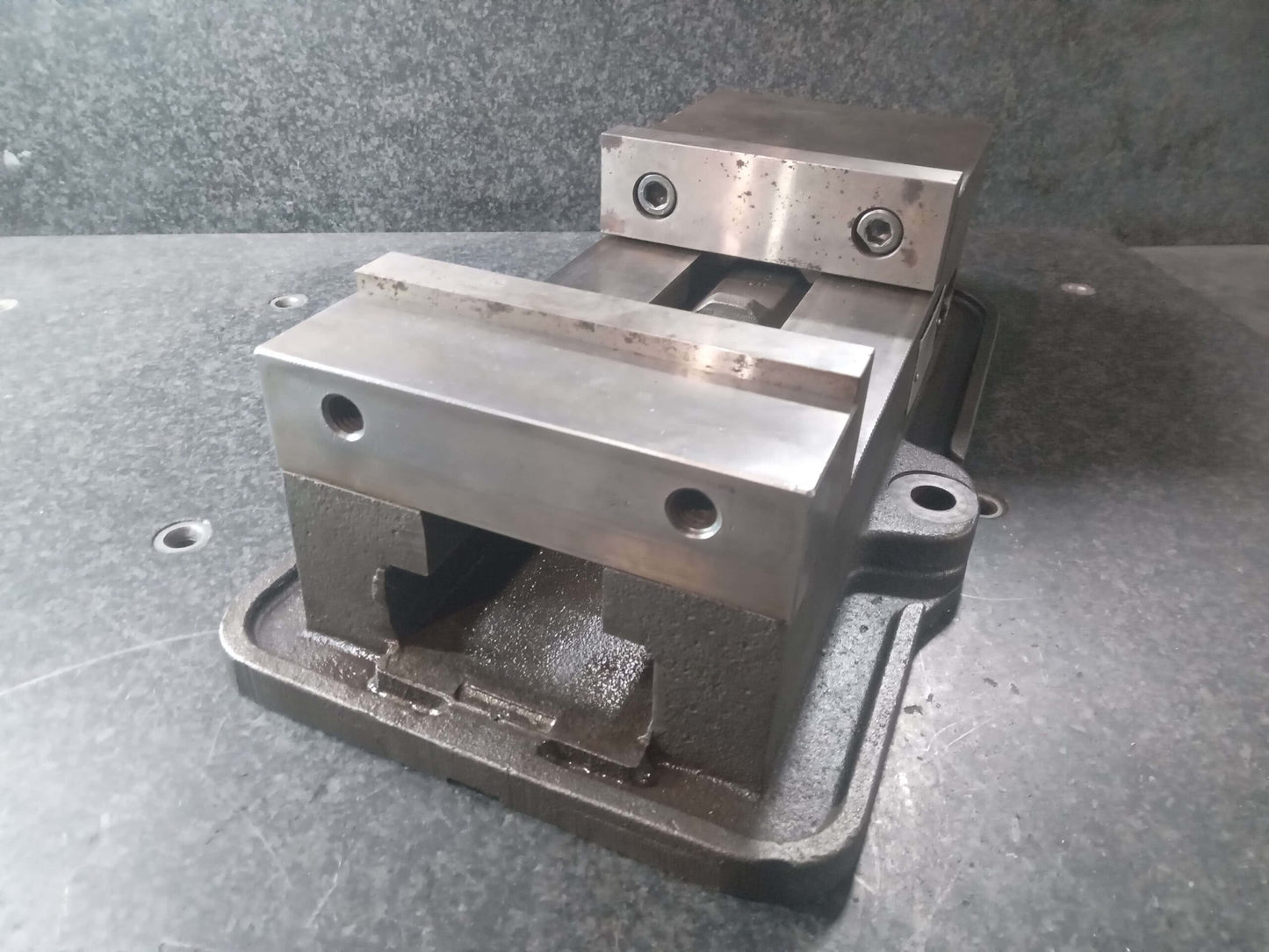 Kurt D60 Milling Vise 6" NO HANDLE